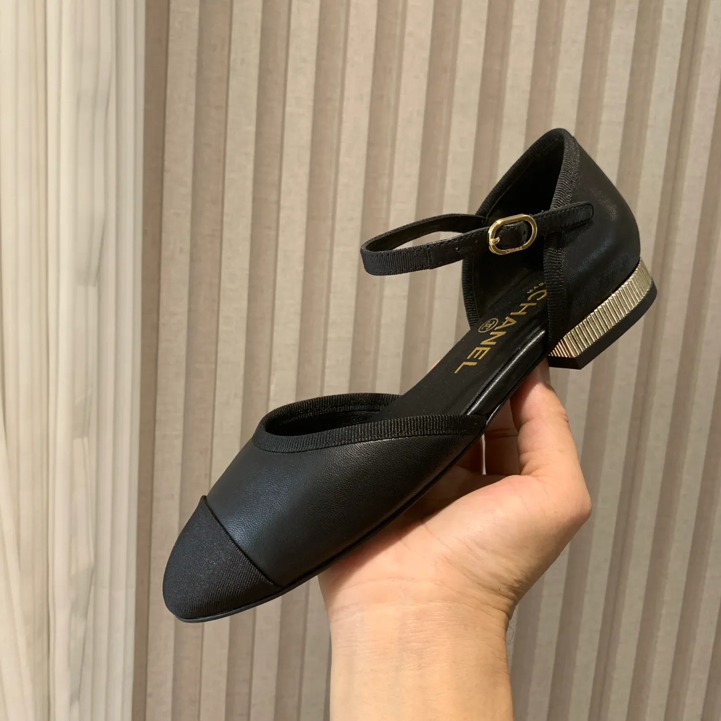 👟👟Ex-factory price 520👟👟 🍀Chanel Xiaoxiang 25ss early spring new model, diamond pattern, thick heel Mary Jane shoes, retro French elegance, full of high-end sense, diamond hollow Mary Jane sandals, a very popular pair of sandals recently! The exposed-leg design directly lengthens your legs! Very white fairy style. A complete interpretation of French romance! Soft and delicate, the foot feels 100% comfortable, beautiful and ultra-feminine at the same time, ▪Fabric: Made of original imported cowhide ▪Inner foot pad: sheepskin ▪Sole: Original customized Italian leather outsole ▪Size: 35-39 (40 41 custom-made, non-refundable) 👉